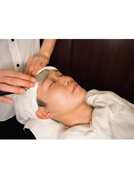 マンツーマン施術を受けながら身だしなみも整える。リラックスできる空間で自分を磨く◎