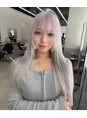 どこでも目立つ！ホワイトブロンド