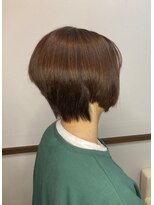 美容室 M&nbsp;明るめグレーカラー前下がりボブ