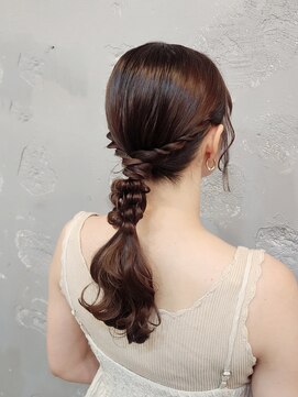 エフェ(effet) サイドねじりデザインのタイトポニー編み