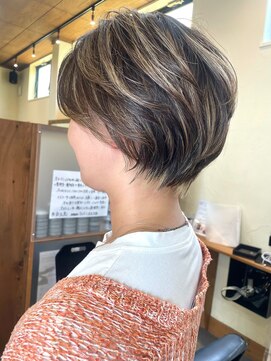 ルシードスタイルアイフラット(LUCIDO STYLE I-FLAT) 白髪ぼかしハイライト×トップ長めなショート