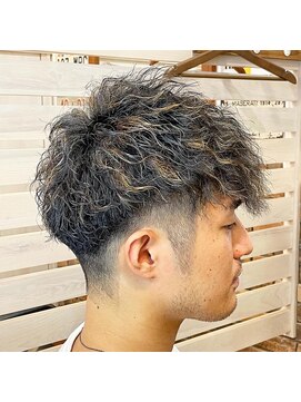 ヴェルゴ(vellgo) 金髪メッシュと前下がりマッシュ