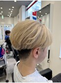 ブリーチホワイトブロンドカラーセンターパート