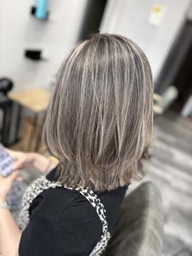 エスト 小倉(est) 白髪ぼかしハイライト/ミディアムレイヤー/ブリーチ