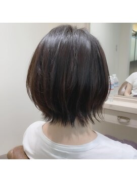 リュドール 栄(Rue D’or) ショートカット毛先外はねブラック大人っぽさUPサラツヤ