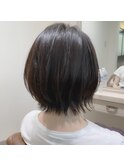 ショートカット毛先外はねブラック大人っぽさUPサラツヤ