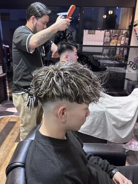 バーバーブロス(BAR BER bro's) メッシュ×スペインカール/スキンフェード/浦安/メンズパーマ