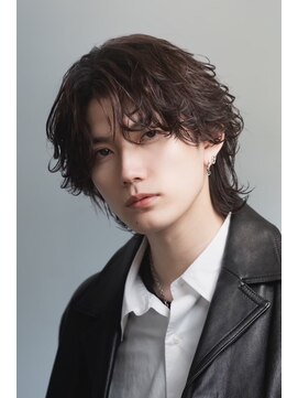 ネイビー(NAVY) 軽さと色気を纏う、フェザーパーマスタイル