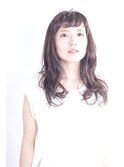 短めバングが特徴のやわらかセミロング