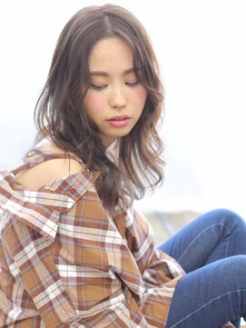 アルベロ(albero) 色っぽふんわりロング《山崎愉美》センターパート