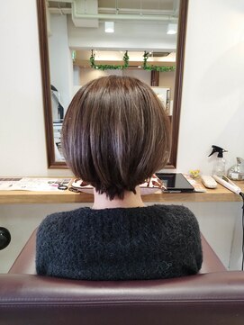 オズ エフ(ｏｚ ｆ［e・f］) ショートボブ＆白髪なじませグレージュカラー