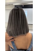 レイヤーボブハイライトブリーチレイヤーハイトーングレージュ