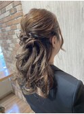 動きのあるハーフアップデザイン！