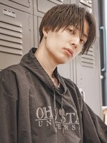 “やりすぎない”がカッコいいセンターパートスタイル