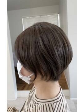 トナリ(tonari) くびれショート／まるみショート/グレージュ