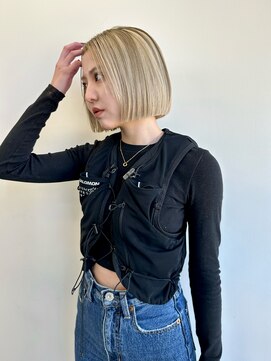 ステン(sten) ぱつっと切りっぱなしボブハイトーンブロンド