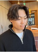 ラフな質感が◎ツイストスパイラルパーマ×センターパート