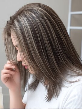 xバレイヤージュ/ホワイトグレージュ/レイヤーカット