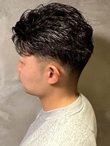 ディスイズバーバーサード(THIS IS BARBER 3rd)&nbsp;ナチュラルパーマ ツーブロック フェードカット 黒髪 20代