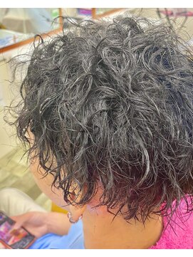 カットインライオン(CUTinLION) メンズの明るい白髪染め+パーマスタイル