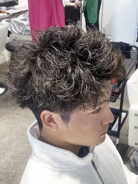 スパイラルパーマアップバング束感ツーブロック刈り上げ韓国黒髪