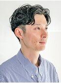 大人男子のセンターパートパーマ