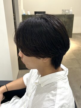 ヒュイル バイ ニアウ(Hwyl by Niau) メンズカットパーマセンターパートウルフニュアンスパーマ眉毛