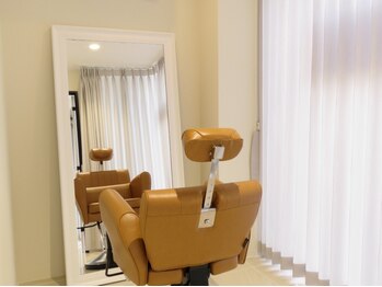 バイブス バイ ケンジ(vibes by KENJE)の写真/【個室あり/キッズカット¥3300】お子様連れでも気兼ねなく通える◎ママさんに嬉しい設備も充実のサロン。