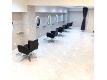 ヘア サロン クラン 東心斎橋店(hair salon clan)の雰囲気（10:00～22:00営業／土日祝早朝7:00～OK◎ゆとりのある店内♪）