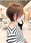 耳掛けショートボブ/襟足束感ショート/アッシュベージュ