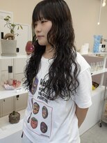 チーカ(chica)&nbsp;ロングパーマ×ラウンドぱっつん前髪