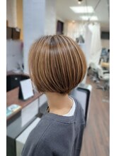 ルナ 大船店(LUNA)&nbsp;大船白髪ぼかしハイライト/刈上げショートボブ/大人女性ヘア