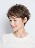40代　白髪活かす明るめショート