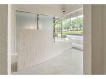 エルプラス(L+)の雰囲気(サントリーニ島のホテルをイメージした明るく清潔な店内)