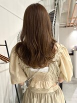 カミエ(kamie) ベージュロングは上質感が決め手。大人っぽい仕上がり