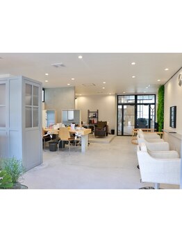 カラー技術を極めた専門家『カラーリスト』在籍！都会的ながらほっとくつろげる空間でお洒落を楽しんで♪