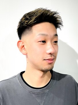 フジヤマバーバーショップ アジト(FUJIYAMA BARBER SHOP ajito) ハイライトブリーチフェード刈り上げ【田中美旺】b710