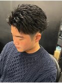 978黒髪束間ツーブロック刈り上げアップバングパーマショート