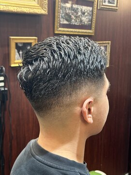 ブロートーキョー(BroTokyo) MEN'Sアッシュブラックミドルスキンフェード×サイドパート