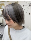ショートで楽しめる!シルバー&ベージュでブリーチデザインカラー