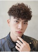スペインカールホワイトメッシュフェードメンズ髪型短髪