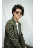 刈り上げセンターパートブルーブラックフェザーパーマガイルヘア