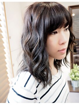 ブラフヘアー(Bluff hair) ミディアムレイヤーフワッと巻き