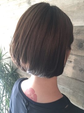 レオニード 表参道(LEONID) 30代大人なオシャレが好きな方におすすめ前下がりボブ