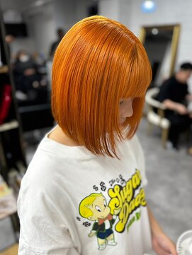 リア(riah) ショート前下がりボブ/ストレート/ブリーチ/オレンジカラー
