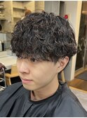 メンズラフセンターパート波巻きスパイラルパーママッシュウルフ