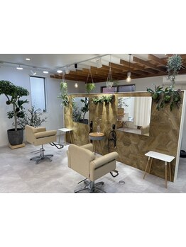 口コミ高評価◎定評のあるstylistがマンツーマンで施術してくれるので、周りを気にせず相談もしやすい♪