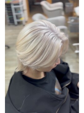 コア 新宿(CORE) ホワイトブロンドセンターパート