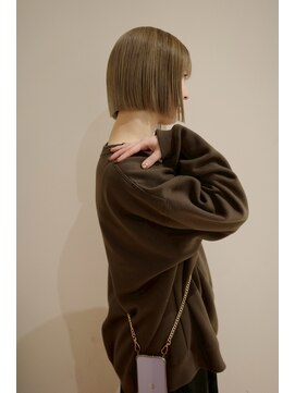 チザン(TIZAN) ハイトーンで魅せるミニマルボブ