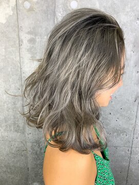 ディーバ 横浜(D.I.E.V.A) 20代30代40代大人上品スモーキーベージュ艶髪外ハネショートボブ